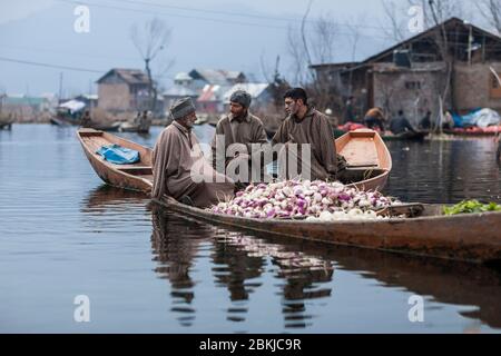 Indien, Jammu und Kaschmir, Srinagar, Dal See, Gemüse schwimmenden Markt, Männer, die Geschäfte in Pheran, traditionelle Wolle kashmiri Poncho Stockfoto