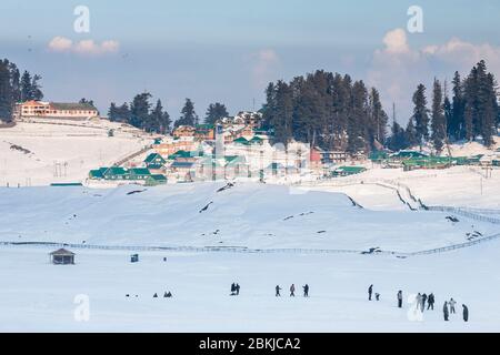 Indien, Jammu und Kaschmir, Gulmarg, allgemeine Ansicht des Dorfes unter Schnee und indischen Touristen Skifahrer, Höhe 2700 Meter Stockfoto