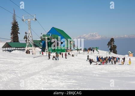 Indien, Jammu und Kaschmir, Gulmarg, indische Touristen Skifahren in Kongdoori, erste Station der Gondelbahn, Höhe 3090 Meter Stockfoto