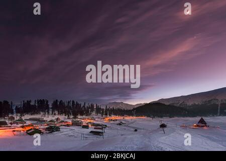 Indien, Jammu und Kaschmir, Gulmarg, Nachtsicht auf das Dorf unter Schnee, Höhe 2700 Meter Stockfoto