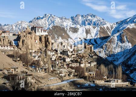 Indien, Jammu und Kaschmir, Ladakh, Lamayuru Gompa, goldene Stunde allgemeine Ansicht auf dem Kloster dominiert das Dorf, Höhe 3500 Meter Stockfoto