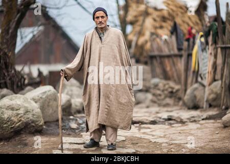 Indien, Jammu und Kaschmir, Pahalgam, Ganzkörperporträt eines Mannes, der einen Pheran trägt, traditioneller wollener kashmiri Poncho Stockfoto