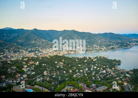 Panoramablick auf den Yachthafen in Santa Margherita Ligure bei Sonnenuntergang. Italienische Landschaft mit bunten traditionellen Häusern und Ligurisches Meer, in der Nähe von Portofino Stockfoto
