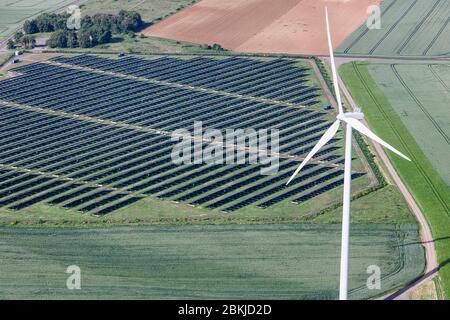 Frankreich, Deux Sevres, Thouars, Photovoltaikkraftwerk und eine Windkraftanlage (Luftaufnahme) Stockfoto