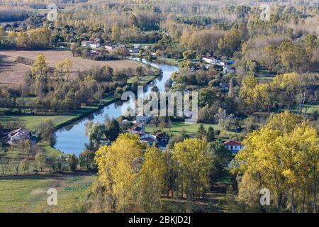 Frankreich, Deux Sevres, Le Vanneau Irleau, der Fluss Sevre Niortaise im Herbst im Marais Poitevin (Luftaufnahme) Stockfoto