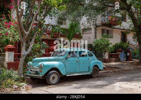 Kuba, Havanna, Vedado, altes amerikanisches Auto vor dem John Lennon Park Stockfoto