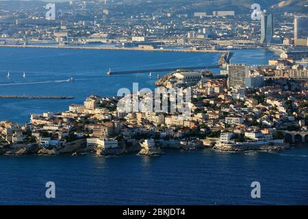 Frankreich, Bouches du Rhone, Marseille, 7. Arrondissement, Endoume, Corniche du President John Fitzgerald Kennedy, Anse de la Fausse Monnaie und Anse de Maldorme (Luftaufnahme) Stockfoto