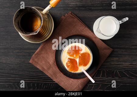 Draufsicht auf Eislake mit gefrorenen Kaffeewürfeln und süßer Sahne Stockfoto