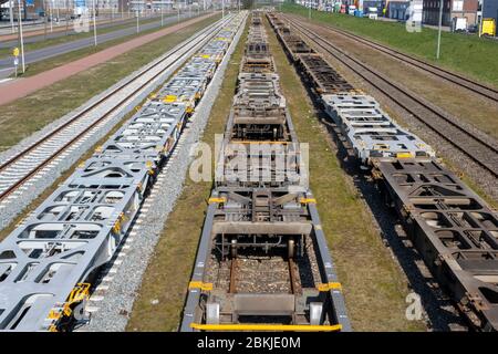 Luftaufnahme von Eisenbahncontainerschiffterminal mit Zug beladen mit Containern per Kran auch zeigt Klassifizierung Hof und schwere i Stockfoto