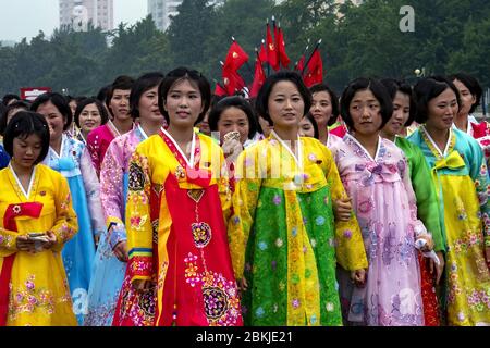 Nordkorea, Pjöngjang, Studenten tanzen für den Nationalfeiertag, der die Gründung der nordkoreanischen Volksrepublik anmagt Stockfoto