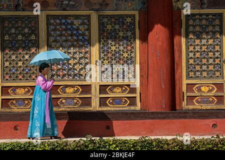 Nordkorea, Bezirk Hyang San, Frau in ihrem traditionellen Kleid im Pohyon-Bouddhistempel Stockfoto