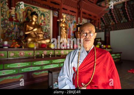 Nordkorea, Hyang San District, Mönch im Pohyon Bouddhist Tempel Stockfoto