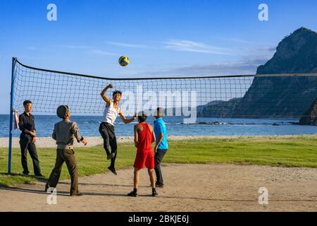 Nordkorea, Küstenchilbo, Volleyball spielen Stockfoto