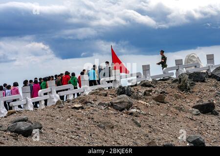 Nordkorea, der Mount Paektu und sein Krater Lake Chon, Militärstudenten, die zum Gipfel klettern Stockfoto