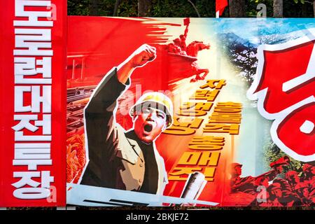 Nordkorea, Samjiyon, das Samjiyon Grand Monument, revolutionäre Slogans Stockfoto