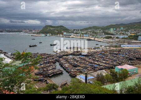 Nordkorea, Chongjin die zweitgrößte Stadt des Landes, die Bucht und der Hafen Stockfoto