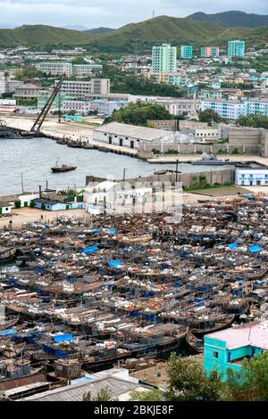 Nordkorea, Chongjin die zweitgrößte Stadt des Landes, die Bucht und der Hafen Stockfoto