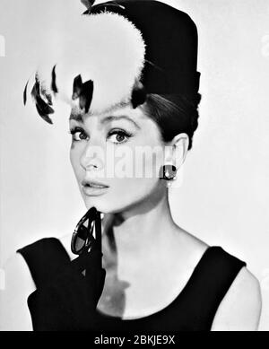 AUDREY HEPBURN als Holly Golightly Portrait von BUD FRAKER zum FRÜHSTÜCK IM TIFFANY'S 1961 Regisseur BLAKE EDWARDS Kleid Hubert de Givenchy Roman Truman Capote Jurow-Shepherd / Paramount Pictures Stockfoto