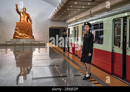Nordkorea, Pjöngjang, Metro, Statue von Kim Jong Il Stockfoto