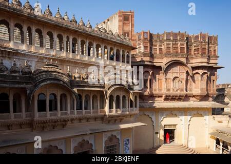 Indien, Rajasthan, Jodhpur, Fort Mehrangarh, geschnitzte Fassade des Innenhofs Stockfoto