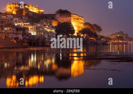 Indien, Rajasthan, Udaipur, Nacht Blick auf City Palace und Reflexion auf dem Pichola-See Stockfoto