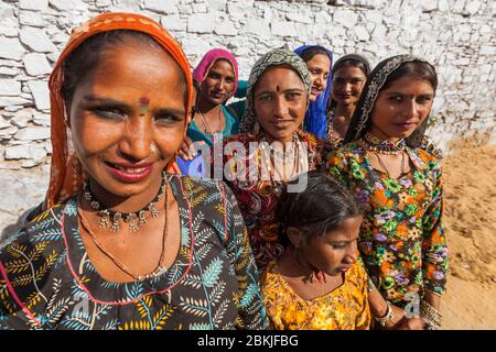 Indien, Rajasthan, Pushkar, Gruppe von jungen Frauen aus Zigeunerhäusern Stockfoto