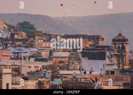 Indien, Rajasthan, Bundi, Kinder spielen mit Drachen auf Dächern zu feiern Makar Sankranti Stockfoto