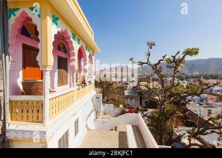 Indien, Rajasthan, Pushkar, erhöhte Aussicht auf die Stadt und auf die Paramount Palace Hotel Balkonzimmer Stockfoto