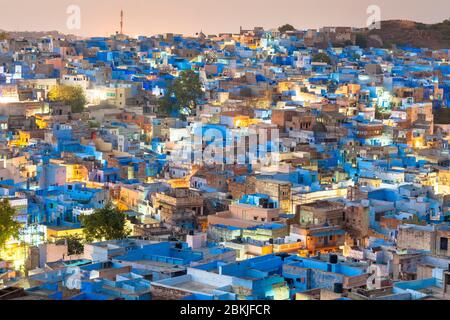 Indien, Rajasthan, Jodhpur, Pachetia Hill, erhöhte Nacht Blick auf die blauen Dächer der Stadt Stockfoto