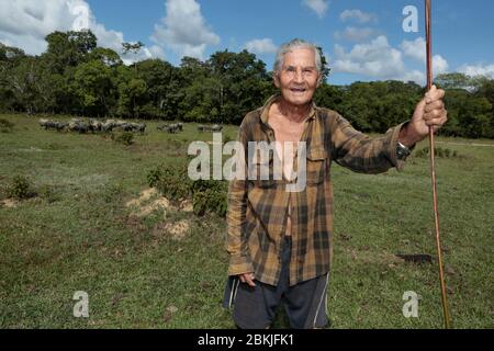 Frankreich, Guyana, Kakao, Porträt eines der letzten Hmong-Veteranen, Moise Moua Txong Fong, 97 Jahre alt in seinem Haus Stockfoto