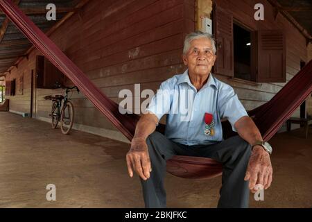 Frankreich, Guyana, Kakao, Porträt eines der letzten Hmong-Veteranen, Moise Moua Txong Fong, 97 Jahre alt in seinem Haus und stolz in der Ehrenlegion Stockfoto