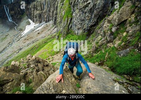 Frankreich, Hautes-Pyrenees, Gavarnie-Gèdre, Nationalpark Pyrenäen, cirque Gavarnie, UNESCO-Weltkulturerbe, Passage mythique de l'Echelle des Sarradets Stockfoto