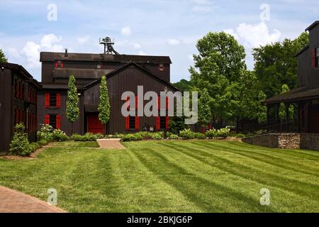 Maker's Mark Bourbon Distillery; Gebäude aus schwarzem Holz, rote Fensterläden, grünes Gras, Spirituosen, Spirituosen, Alkohol, Industrie, Loretto; KY; Kentucky; USA; Summe Stockfoto