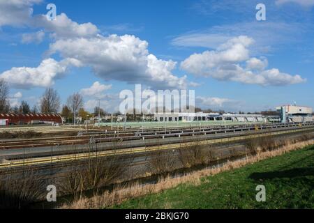 U-Bahn-Depot, U-Bahn-Autos fahren auf Schienen Stockfoto