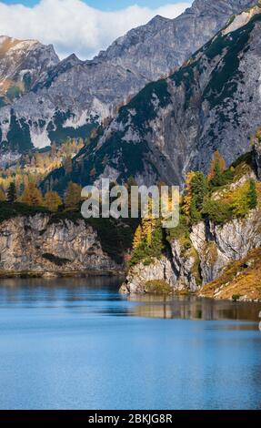 Sonniger Herbstalpiner Tappenkarsee und Felsberge darüber, Kleinarl, Land Salzburg, Österreich. Malerische Wanderungen, saisonale und natürliche Schönheitsbehandlungen Stockfoto