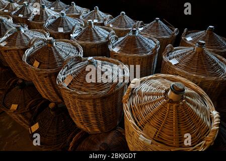 Frankreich, Haute Saone, Fougerolles Saint Valbert, Paul Devoille Distillery, Garner, Flaschen oder Bonbonnes, Alterung, Brandy, Kirsch de Fougerolles AOC Stockfoto