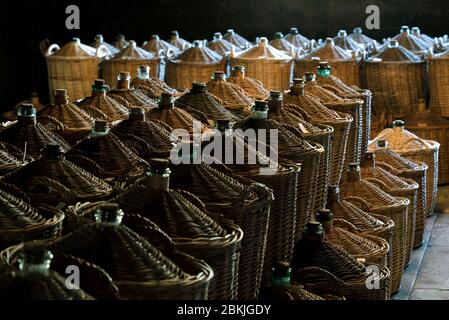 Frankreich, Haute Saone, Fougerolles Saint Valbert, Paul Devoille Distillery, Garner, Flaschen oder Bonbonnes, Alterung, Brandy, Kirsch de Fougerolles AOC Stockfoto