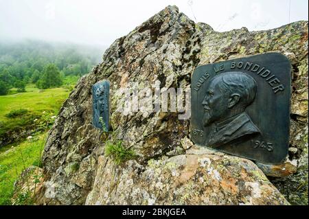 Frankreich, Hautes-Pyrenees, Gavarnie-Gèdre, Nationalpark Pyrenäen, cirque Gavarnie, UNESCO-Weltkulturerbe, turon de la Courade, Grab und Stele in Erinnerung an Louis Le Bondidier, Pyrenäenist, Sammler, Gründer und erster Kurator des Pyrenäenmuseums von Lourdes und seiner Frau Marguerite Liouville, bekannt als Margalide Stockfoto