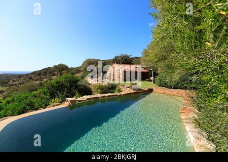 Frankreich, Corse du Sud, Domaine de Murtoli, Schafstall in Tiria, Schwimmbad (Pflichtbezeichnung Domaine de Murtoli) Stockfoto