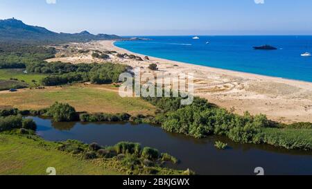 Frankreich, Corse du Sud, Domaine de Murtoli, Strand Erbaju, Küstenfluss Ortolo (Luftaufnahme) (Pflichtbezeichnung Domaine de Murtoli) Stockfoto