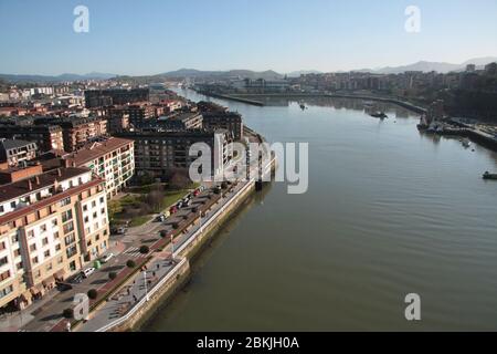 Blick auf die Mündung von Bilbao von der Portugalete Hängebrücke. Stockfoto