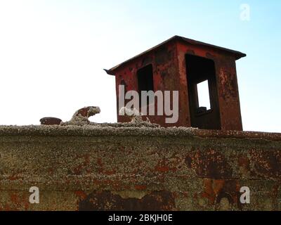 Schiff strandete auf dem Fluss zum Verschrotten. Stockfoto