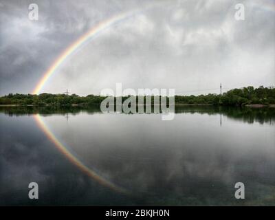 München, Bayern, Deutschland. Mai 2020. Im Langwiedersee-Gebiet von München bildet sich bei wechselndem, turbulentem Wetter, das auch Starkregen einschloss, ein doppelter Regenbogen. Kredit: Sachelle Babbar/ZUMA Wire/Alamy Live News Stockfoto