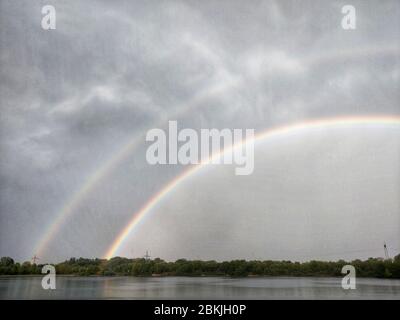 München, Bayern, Deutschland. Mai 2020. Im Langwiedersee-Gebiet von München bildet sich bei wechselndem, turbulentem Wetter, das auch Starkregen einschloss, ein doppelter Regenbogen. Kredit: Sachelle Babbar/ZUMA Wire/Alamy Live News Stockfoto