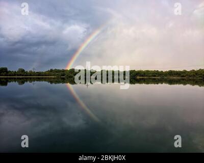 München, Bayern, Deutschland. Mai 2020. Im Langwiedersee-Gebiet von München bildet sich bei wechselndem, turbulentem Wetter, das auch Starkregen einschloss, ein doppelter Regenbogen. Kredit: Sachelle Babbar/ZUMA Wire/Alamy Live News Stockfoto