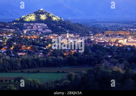 Frankreich, Var, Dracenie, Vidauban, Blick auf das Dorf und den Hügel der Kapelle Sainte Brigitte Stockfoto