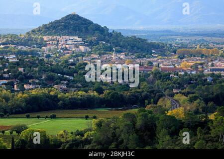 Frankreich, Var, Dracenie, Vidauban, Blick auf das Dorf und den Hügel der Kapelle Sainte Brigitte Stockfoto