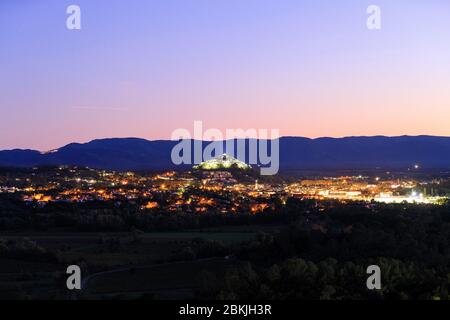 Frankreich, Var, Dracenie, Vidauban, Blick auf das Dorf und den Hügel der Kapelle Sainte Brigitte Stockfoto