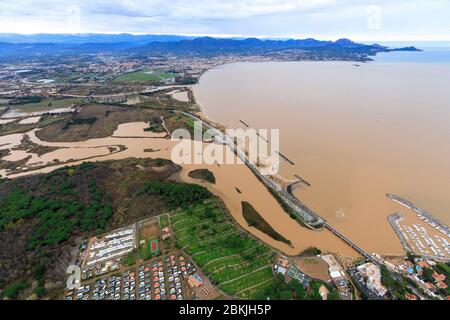 Frankreich, Var, Frejus, Hochwasser am Montag 25 November 2019, Überlauf des Küstenflusses von Argens, Saint Aygulf Bezirk, Teiche von Villepey und Mündung der Argens (Luftaufnahme) Stockfoto