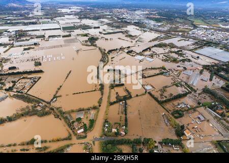 Frankreich, Var, Frejus, Hochwasser am Montag, 25. November 2019, Überlauf des Küstenflusses Argens, Bezirk Le Bouisset (Luftaufnahme) Stockfoto